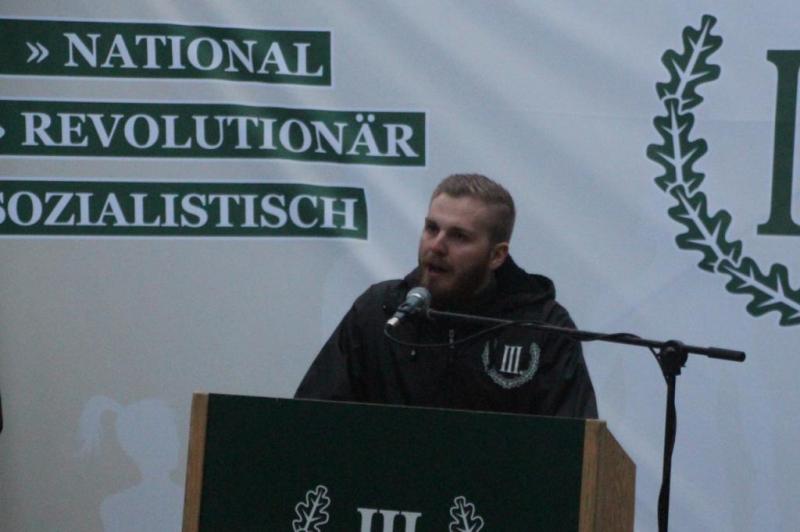 Julian Bender, Gebietsleiter West, bei einer Rede auf dem Trauermarsch für die Opfer der alliierten Terrorbomber in Würzburg Anfang dieses Jahres.