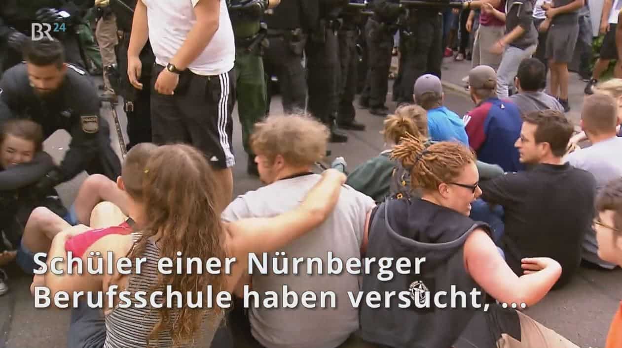 Screenshot eines Videobeitrags des Bayerischen Rundfunks – Nürnberger Autonome werden wertfrei als Schüler tituliert