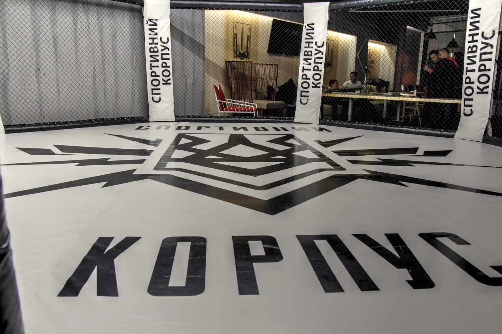 In gleich mehreren eigenen Räumlichkeiten in der ukrainischen Hauptstadt werden kostenlose Kampfsporttrainings angeboten oder eigene Kampfsportveranstaltungen durchgeführt.