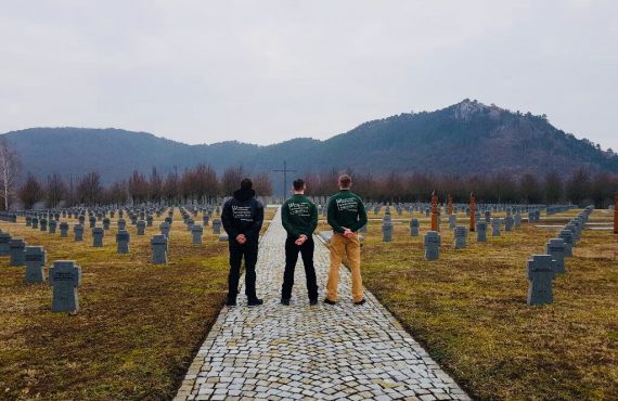 Nach dem Gedenkmarsch besuchte noch eine Abordnung der Reisegruppe den deutschen Soldatenfriedhof im Westen von Budapest.