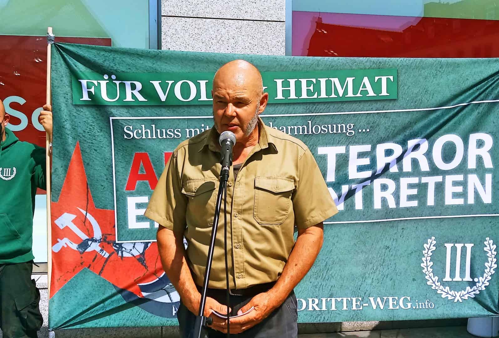 Bundestagskandidat Roger Kuchenreuther spricht auf der Kundgebung am Roßmarkt